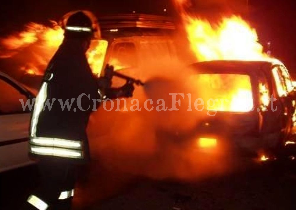 Incendiò quattro auto e minacciò di morte una ragazza: arrestato