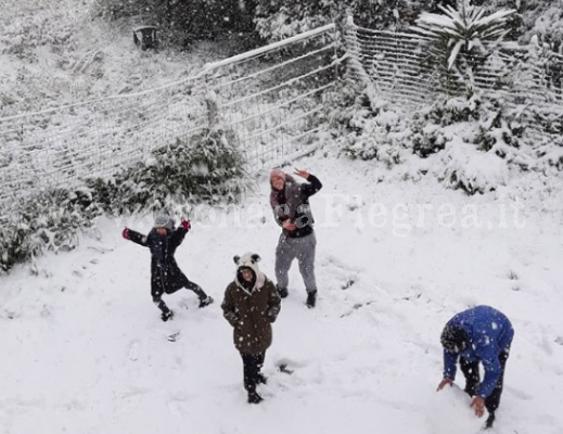 Neve sui Campi Flegrei, imbiancate strade e case – LE FOTO DEI LETTORI