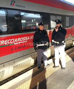 Sputa addosso al capotreno e lo aggredisce: preso giovanissimo