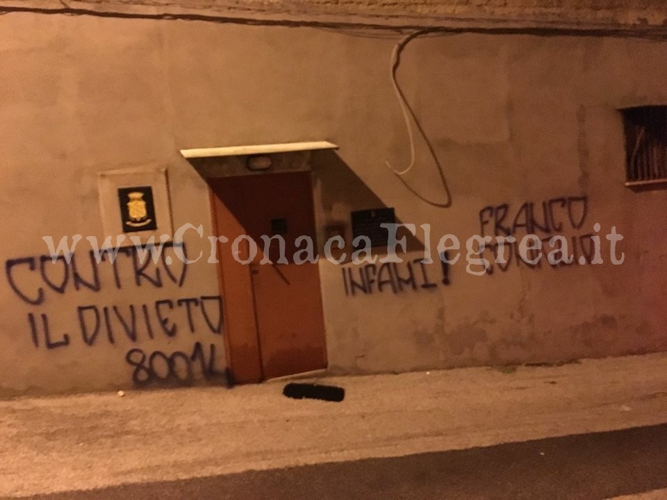 POZZUOLI/ Raid allo stadio: scritte contro la città e il presidente della Puteolana – LE FOTO