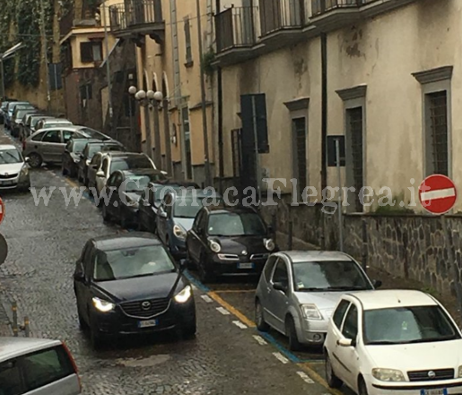 POZZUOLI/ Strage di ruote, decine di gomme bucate dai teppisti – LE FOTO