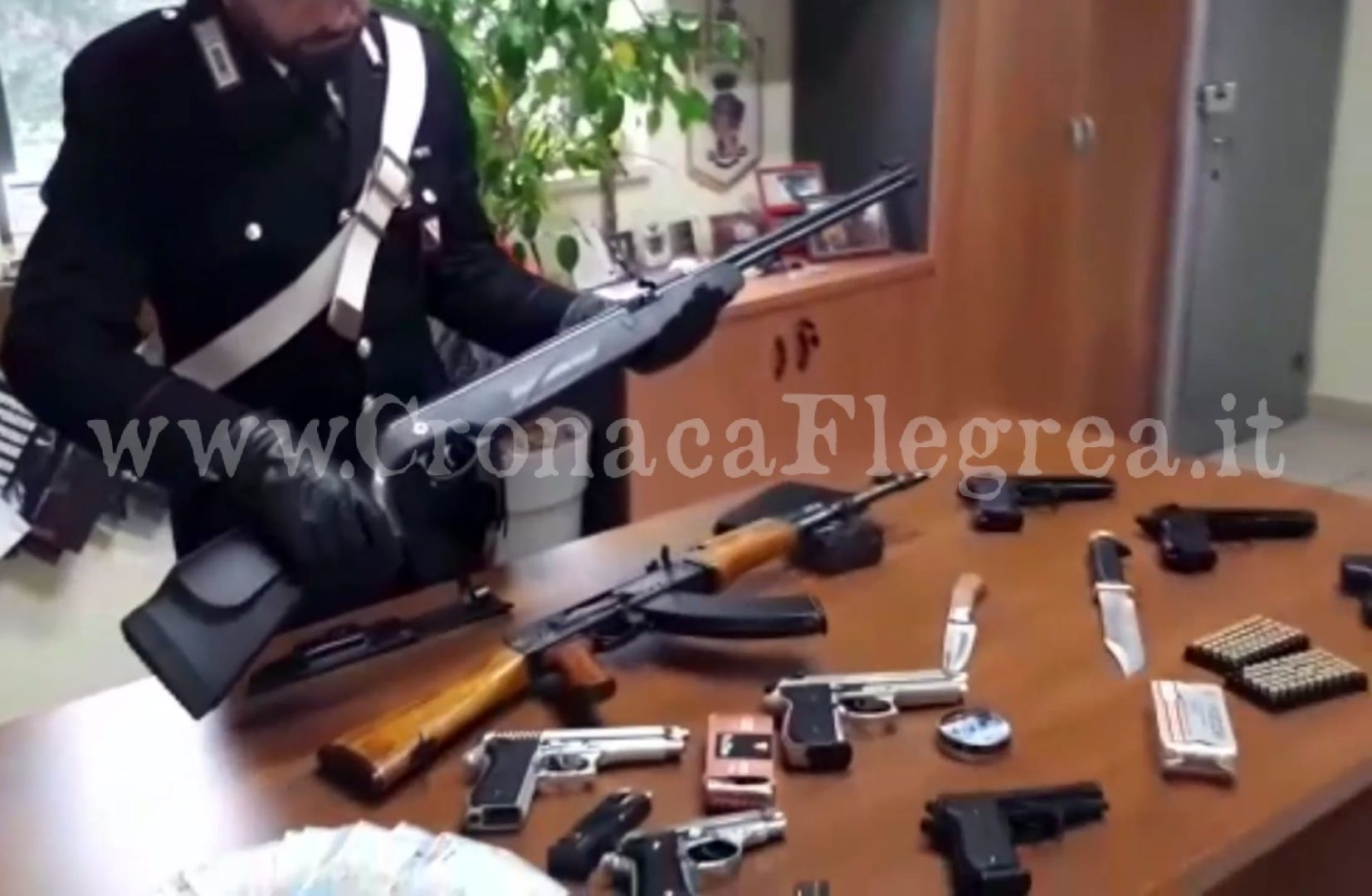 Kalashnikov, pistole e coltelli in una casa a Varcaturo: arrestata coppia di coniugi
