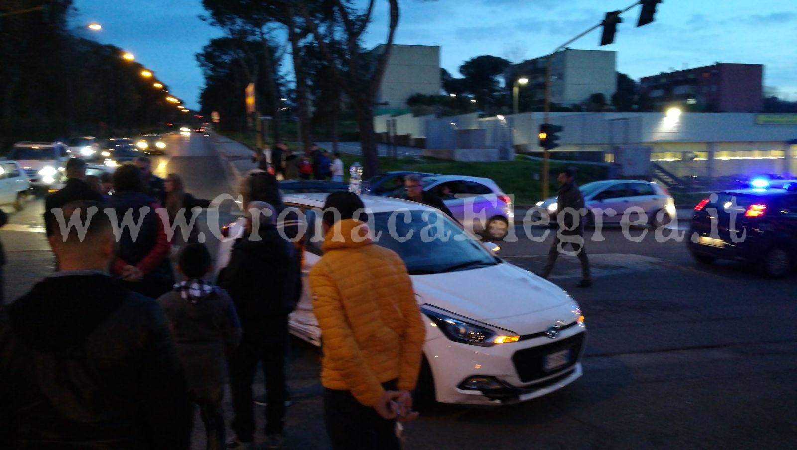 POZZUOLI/ Semafori fuori uso a Monterusciello: auto si scontrano all’incrocio