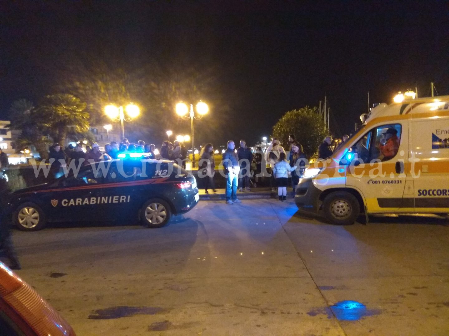 POZZUOLI/ Branco di giovani picchia selvaggiamente extracomunitario in piazza – LE FOTO