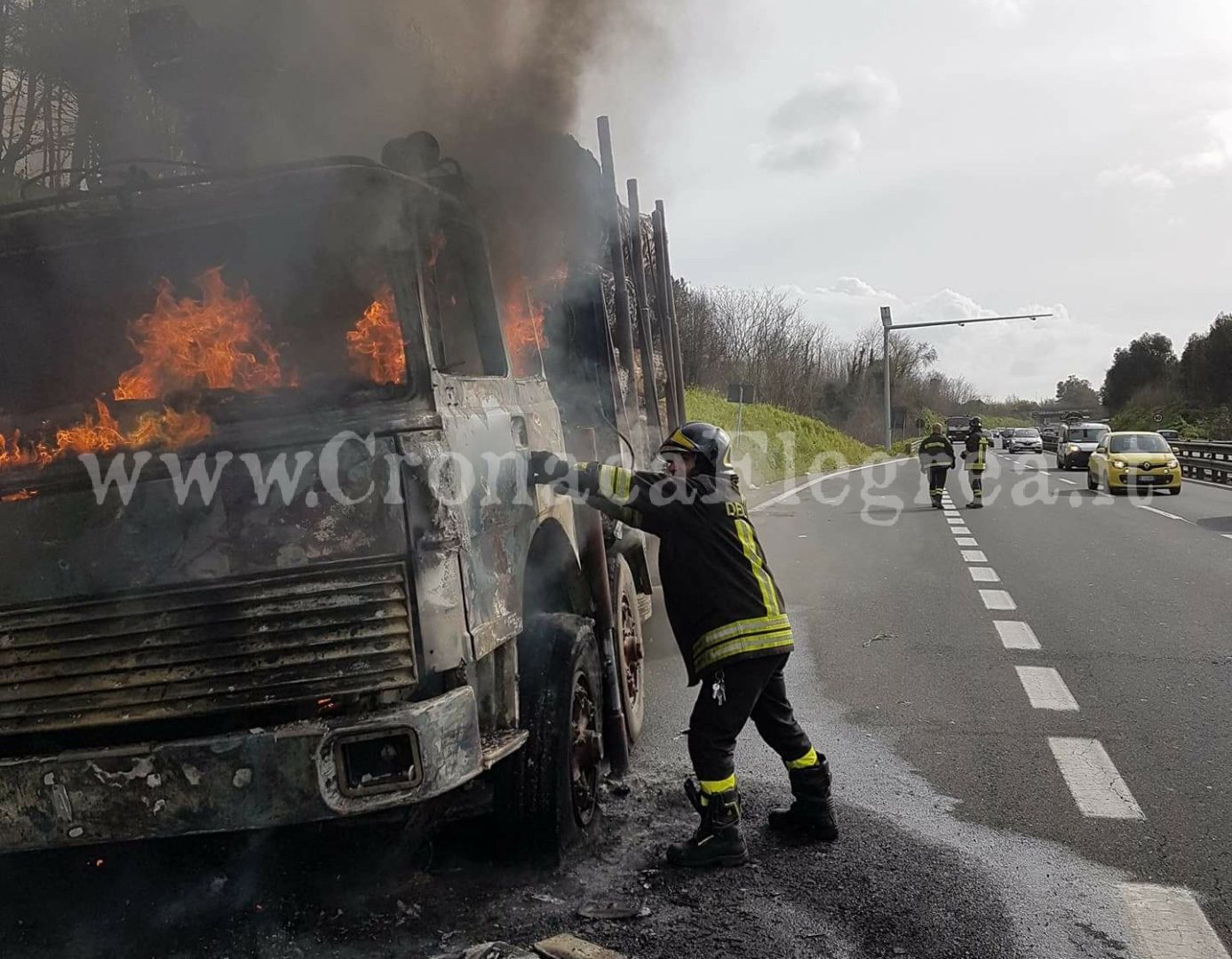 Camion in fiamme tra Monterusciello e Quarto: paura tra gli automobilisti – LE FOTO