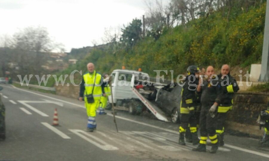 POZZUOLI/ Auto in fiamme sulla Variante, paura tra gli automobilisti