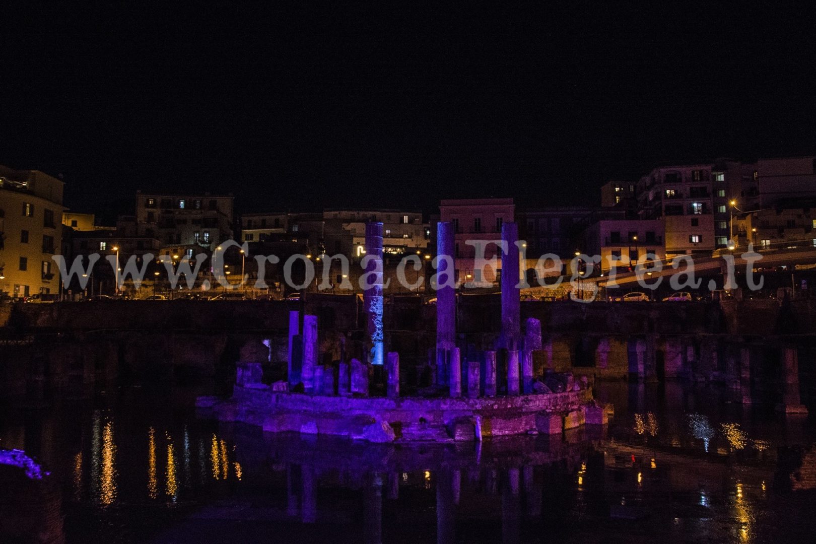 POZZUOLI/ Il Tempio di Serapide si illumina di rosa