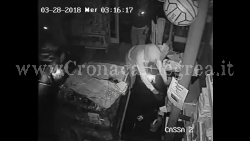 POZZUOLI/ Furto con scasso al Decò di Monterusciello: i ladri ripresi dalle telecamere – IL VIDEO