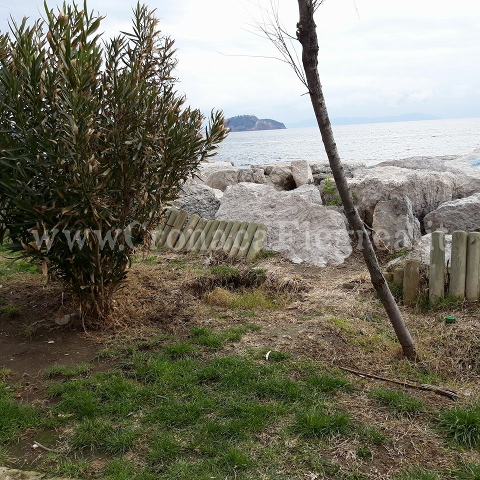 I LETTORI SEGNALANO/ «Buche pericolose nei giardinetti del lungomare di via Napoli»