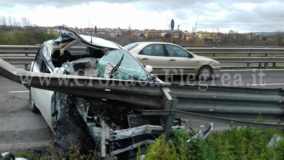 POZZUOLI/ Spaventoso schianto tra Licola e Monterusciello: illeso il conducente – LE FOTO