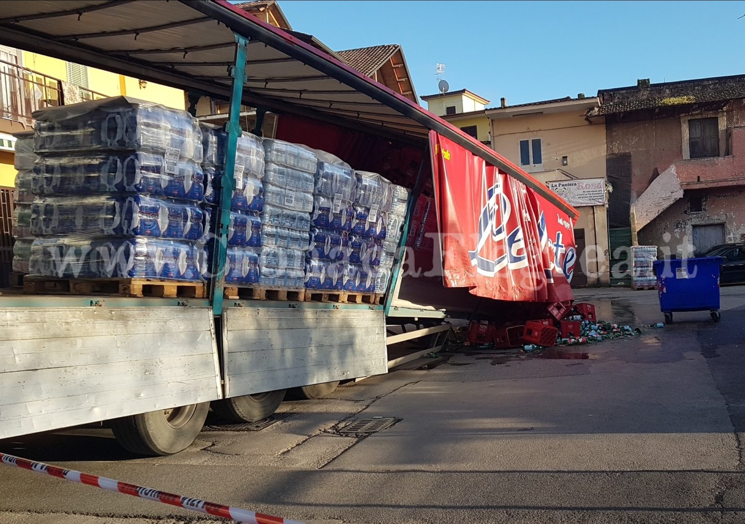 QUARTO/ Cede l’asfalto, rimorchio “affonda” con il carico di acqua minerale