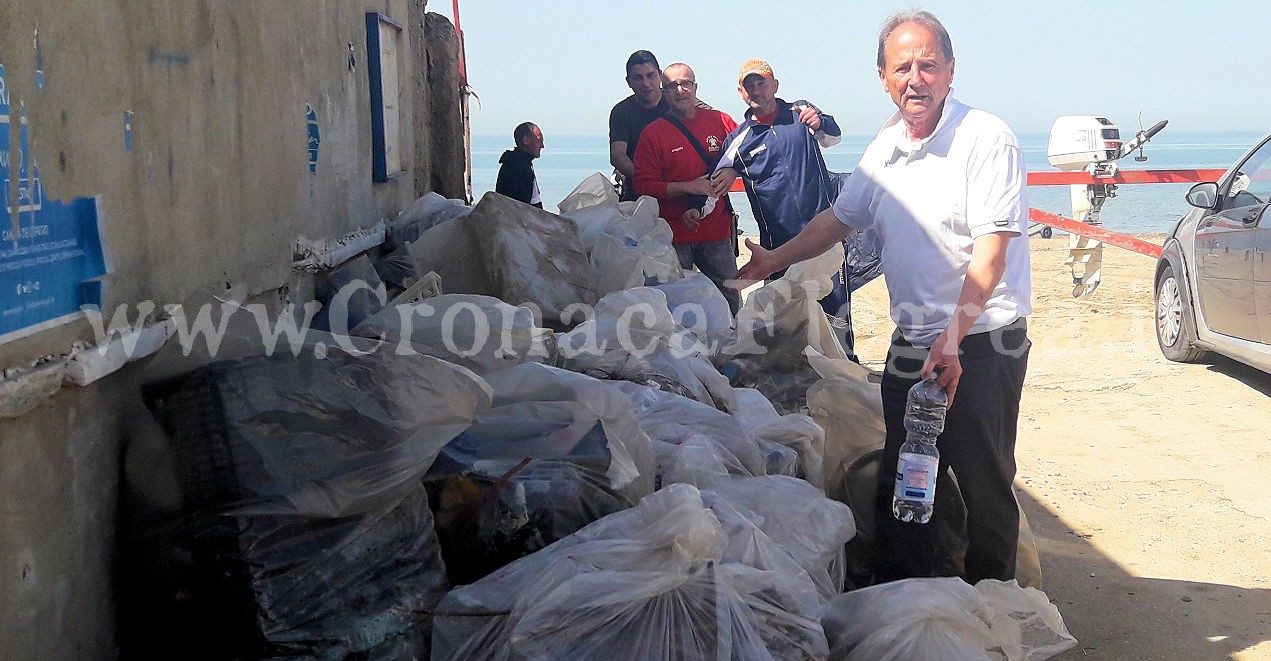 POZZUOLI/ Rimossi quintali di rifiuti dalla spiaggia di Licola Mare – LE FOTO