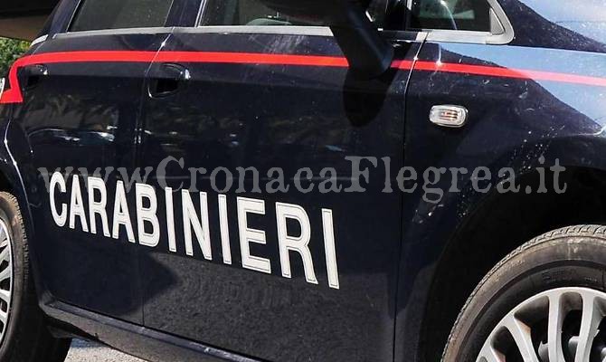 Giovane minaccia di lanciarsi dal quinto piano: i carabinieri lo convincono a desistere