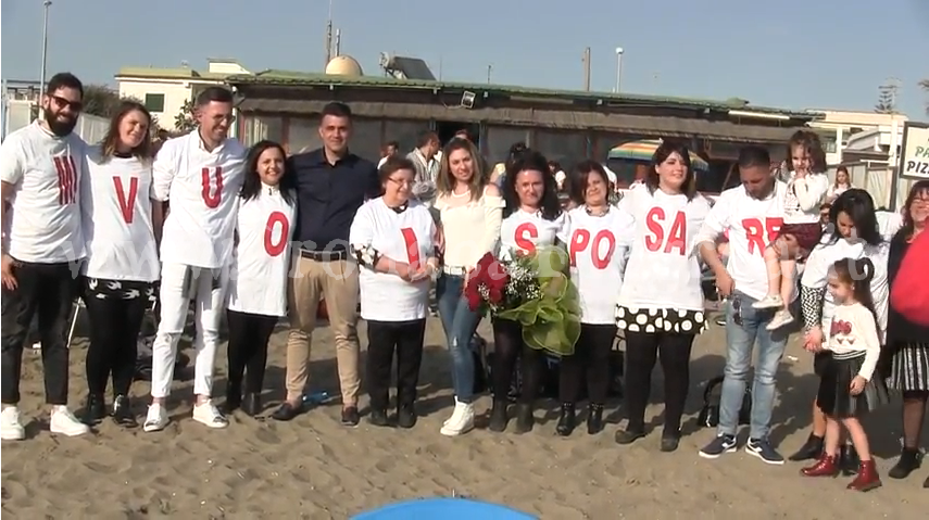 BACOLI/ Flash mob sulla spiaggia: la proposta di matrimonio di Andrea a Teresa – IL VIDEO