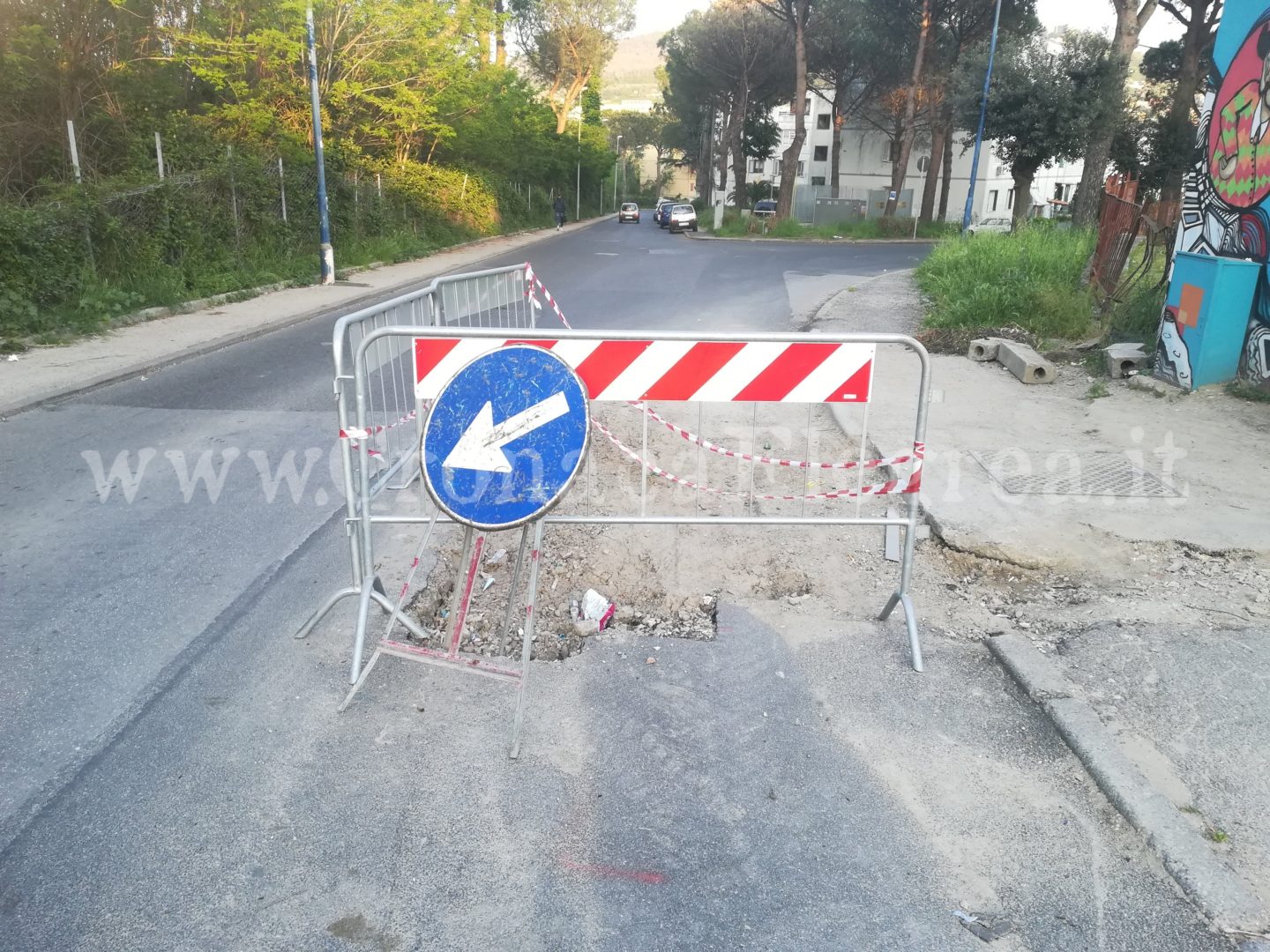 POZZUOLI/ SOS dai 600 alloggi: «Ha ceduto il manto stradale, ora è pericoloso!»