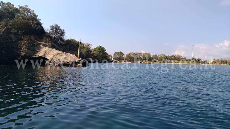 BACOLI/ “Schiaffo” agli incivili: i volontari ripuliscono la spiaggia a Miseno