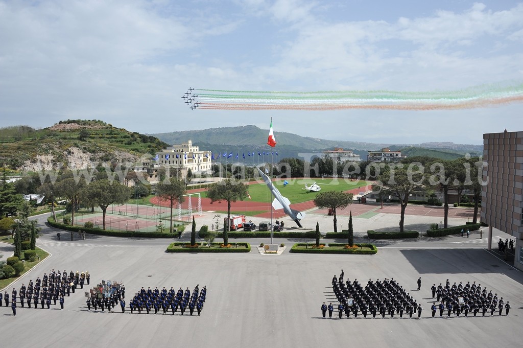 Lo spettacolo delle Frecce Tricolori su Pozzuoli durante il giuramento all’Accademia – LE FOTO