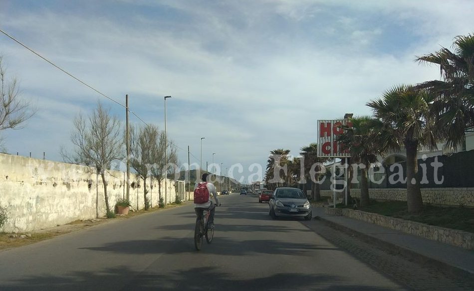 «Ti sfascio l’auto e abbuschi» parcheggiatore abusivo denunciato a Licola