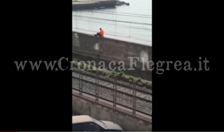 POZZUOLI/ Giovani sui binari della Cumana e sospesi sui muri per raggiungere la spiaggia – IL VIDEO