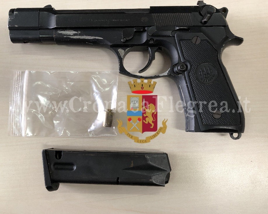 Nasconde la pistola nell’albero di Natale: arrestato dalla Polizia