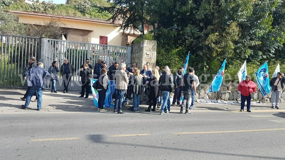 POZZUOLI/ Prima delle Frecce Tricolori protesta dei dipendenti dell’Accademia – LE FOTO