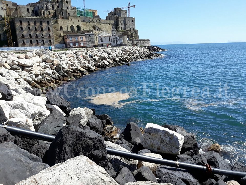 POZZUOLI/ Grossa chiazza marrone in mare ai piedi del Rione Terra – LE FOTO