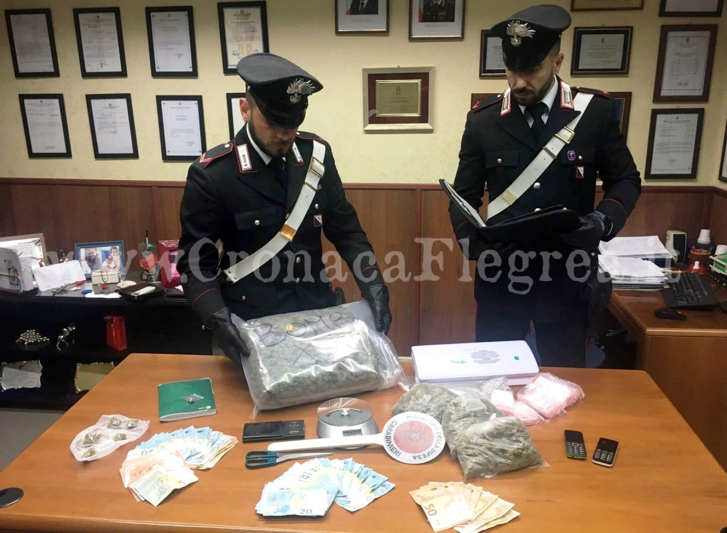 Blitz antidroga: 2 arresti, denunciata anche una donna