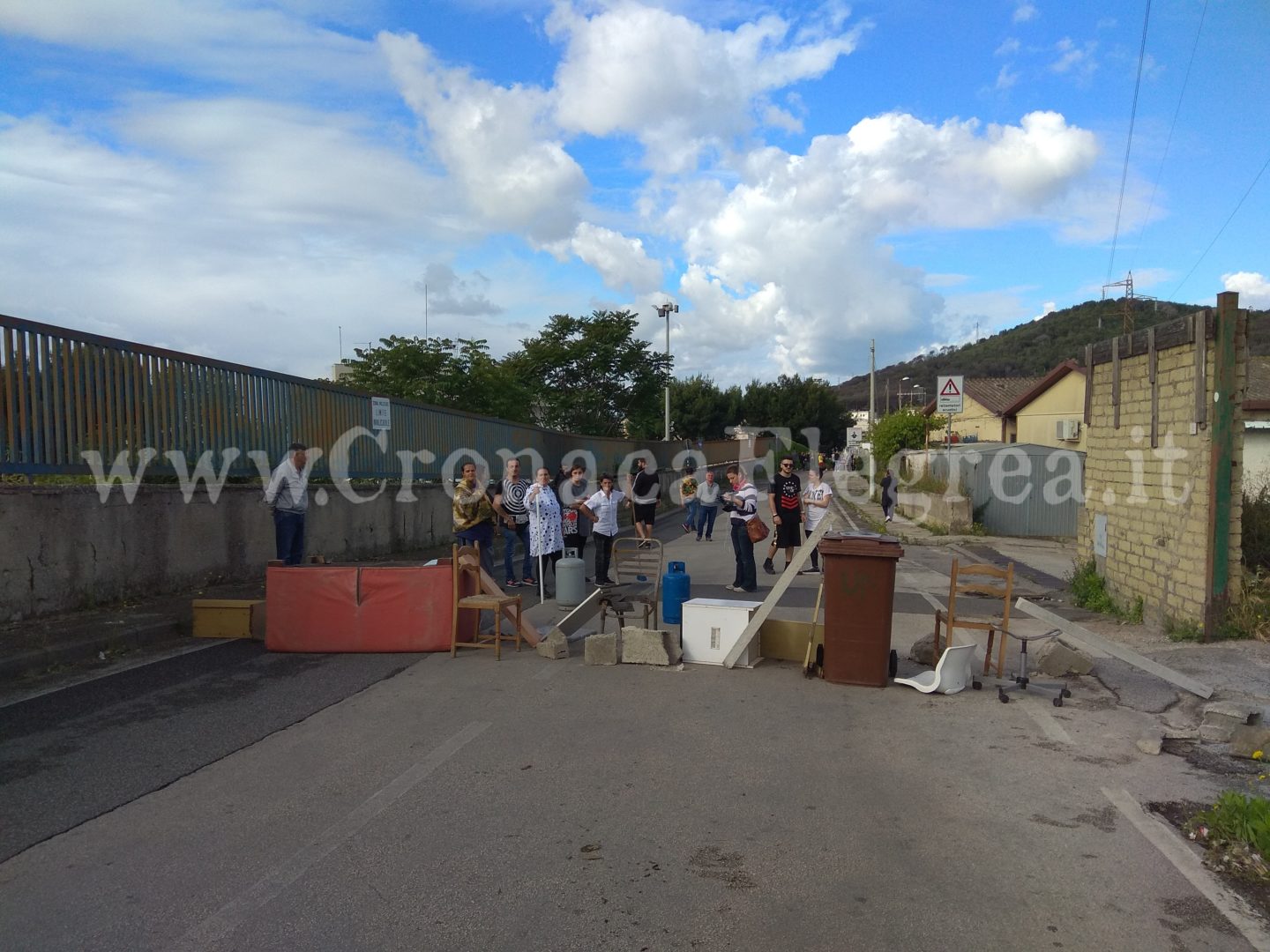 POZZUOLI/ 200 poliziotti per sgomberare il campo container: i residenti alzano le barricate – FOTO