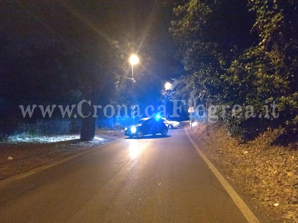 POZZUOLI/ Crollo in via Arco Felice Vecchio: masso finisce su un’auto