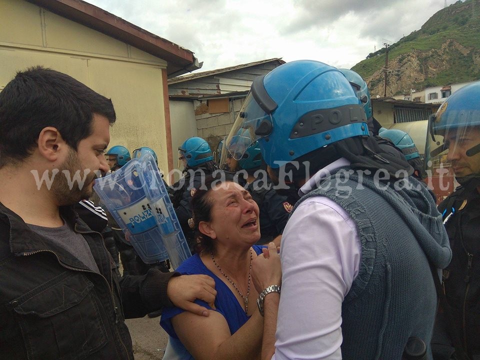 POZZUOLI/ L’umanità dopo gli scontri nel campo container – LE FOTO