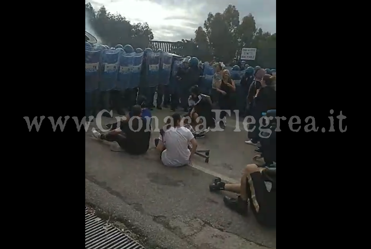 POZZUOLI/ La Polizia sfonda le barricate ed entra nel campo container – IL VIDEO