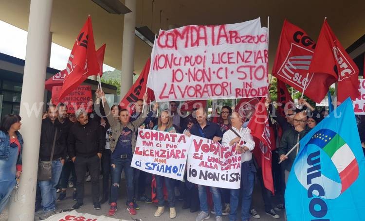 POZZUOLI/ Licenziamenti, protesta dei lavoratori di Comdata