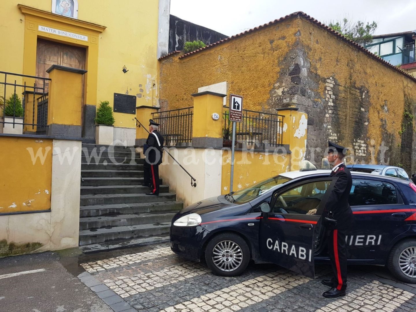 Si traveste da prete per fare rapina in Chiesa ma viene scoperto dal sacerdote