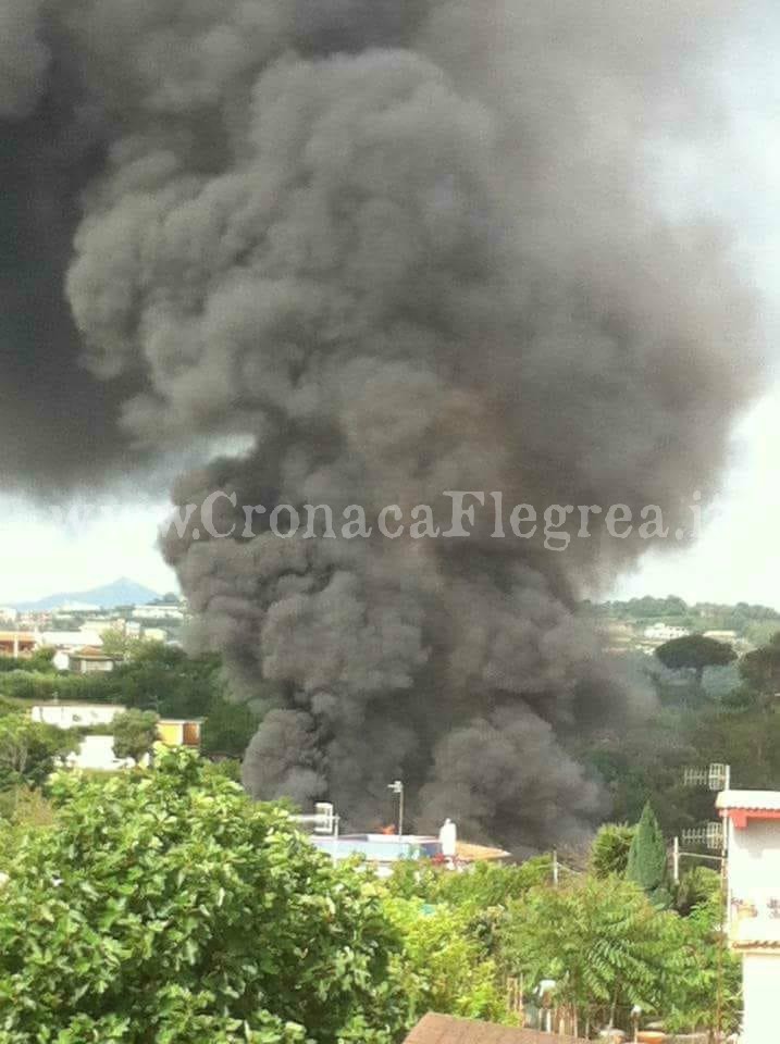 BACOLI/ Deposito in fiamme, paura in via Bellavista – LE FOTO