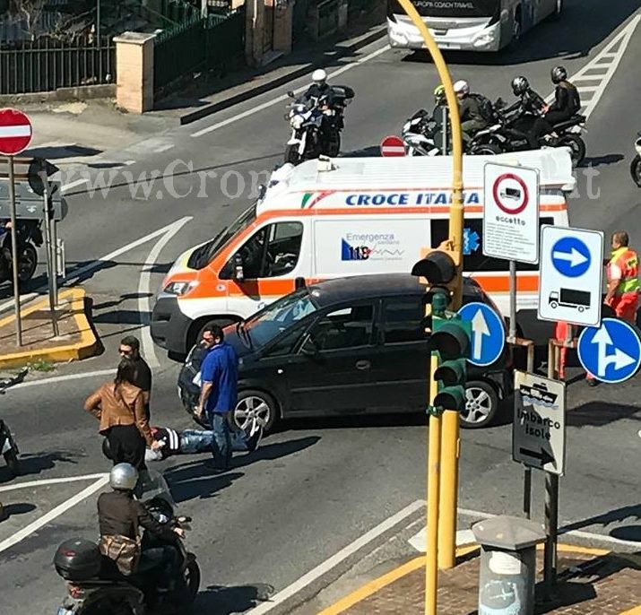 POZZUOLI/ Semafori fuori uso, incidente tra auto e moto all’incrocio: un ferito – LE FOTO