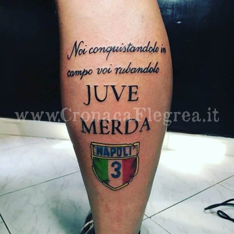 POZZUOLI/ Tifoso del Napoli si tatua il terzo scudetto: “Noi conquistandolo, voi rubandolo”