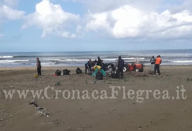 Da Licola uno spot per la pace e l’integrazione: cittadini e immigrati insieme per ripulire la spiaggia