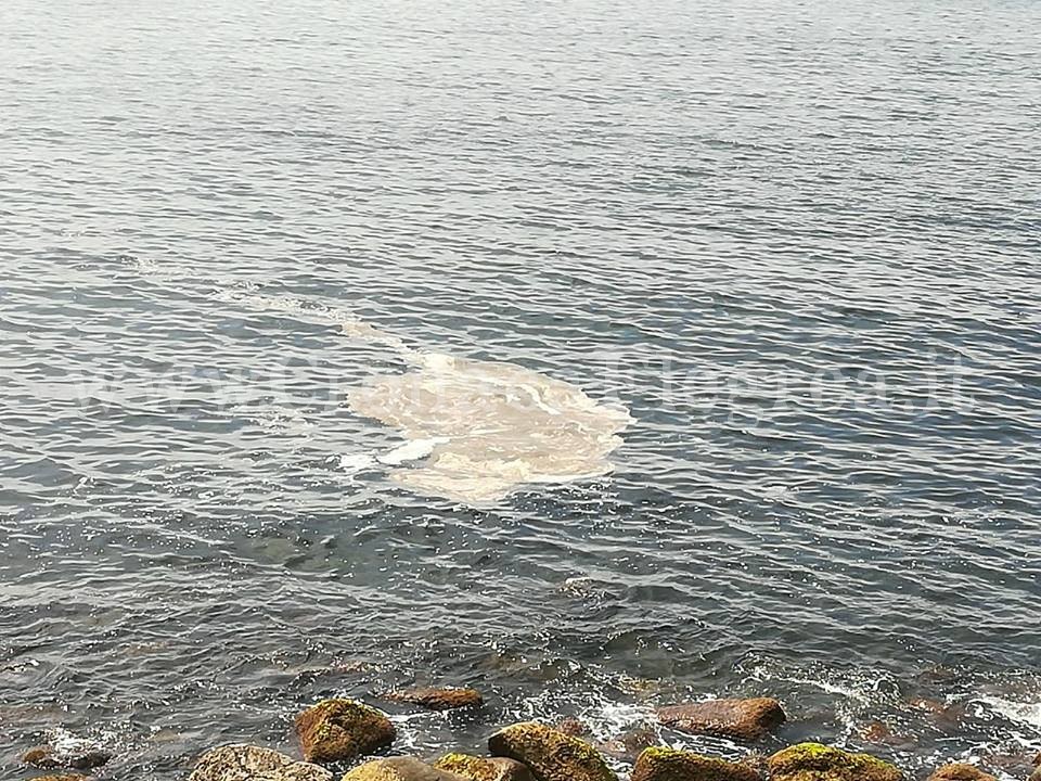 POZZUOLI/ Chiazza sospetta davanti al mare di via Napoli – LE FOTO