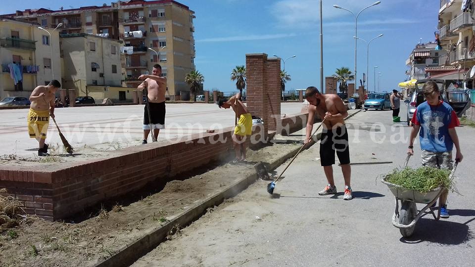 LICOLA/ I giovani del quartiere si autotassano e ripuliscono la piazza