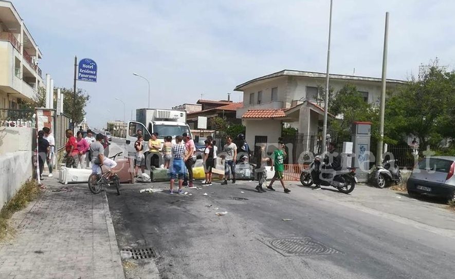 Blocco stradale e protesta contro gli immigrati a Licola Mare – LE FOTO