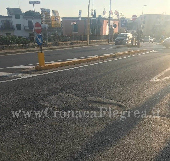 POZZUOLI/ La strada sprofonda e in via Solfatara arriva il “rattoppo fai da te”