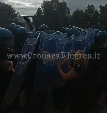 POZZUOLI/ Sgomberi container ad altissima tensione: barricate e cariche della polizia – LE FOTO