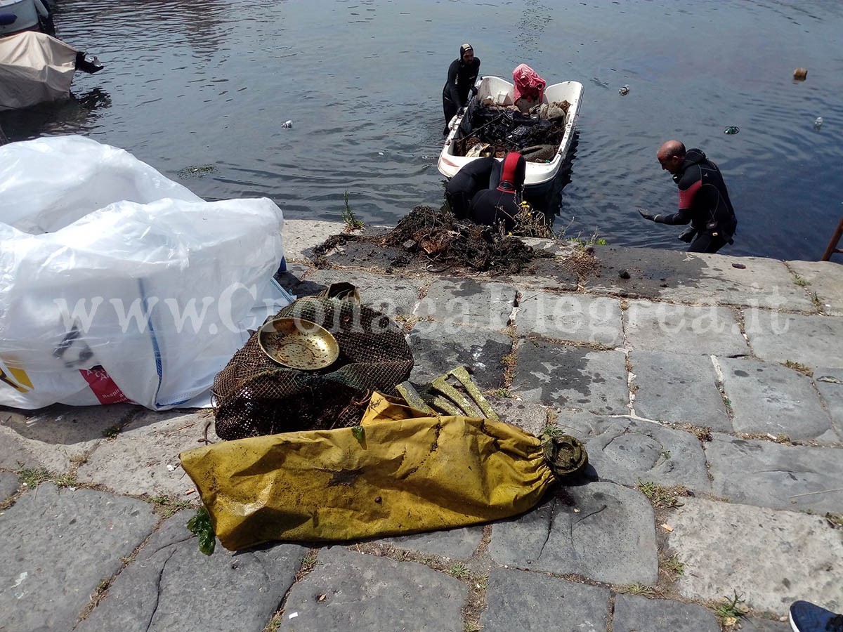 POZZUOLI/ Intervento di bonifica nella Darsena: recuperati dai fondali una grossa quantità di rifiuti