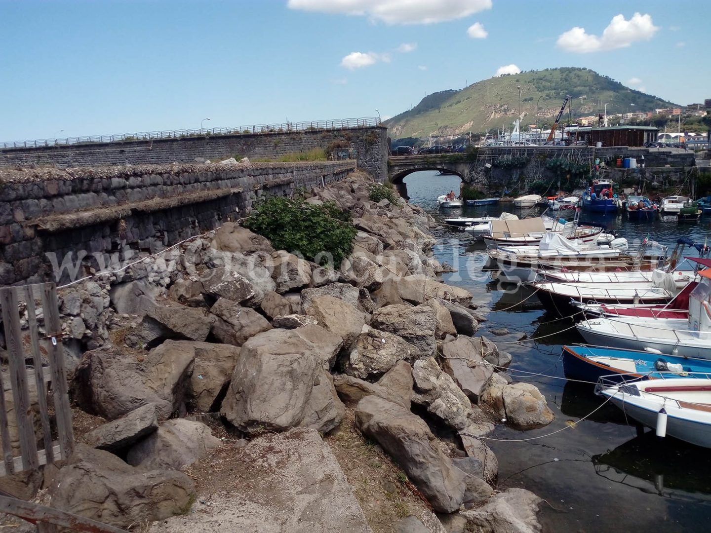 Darsena di Pozzuoli, intervento straordinario di bonifica: rimossi rifiuti ed erbacce dalle scogliere