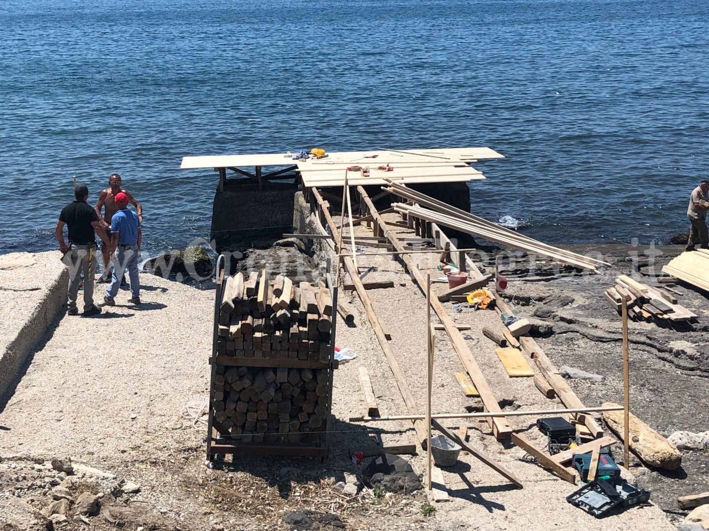 POZZUOLI/ Pedane in legno con accesso al mare: a via Napoli partono i lavori alla prima spiaggia