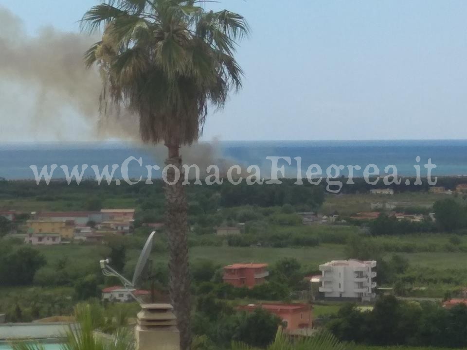 POZZUOLI/ Fiamme alte a Licola, bruciano ettari di vegetazione – LE FOTO