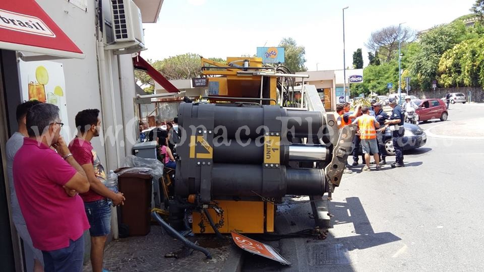Tragedia sfiorata a Pozzuoli: macchinario si sgancia dal camion e finisce sul marciapiede – LE FOTO