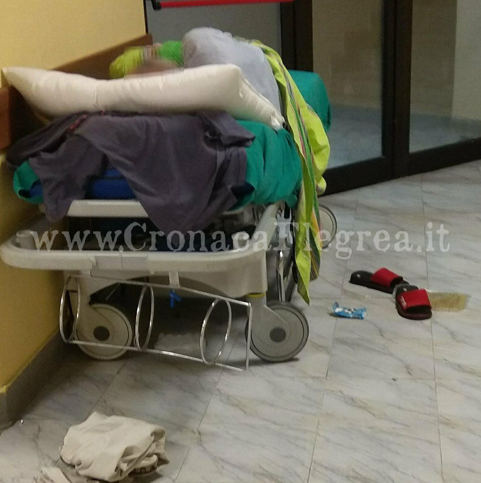 POZZUOLI/ Scempio in ospedale: uomo in barella con sacca di urina accanto all’ascensore – LE FOTO