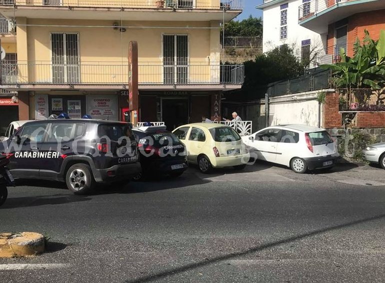 POZZUOLI/ Colpo al bar tabacchi: rapinatore in fuga tra le auto con la cassa sotto al braccio