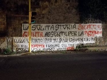 POZZUOLI/ Protesta dei tifosi, striscioni in città: “Sindaco e Giunta assenti per la Puteolana”